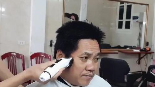 大叔爆料理发师视频,理发师背后的秘密与技巧大公开  第3张 大叔爆料理发师视频,理发师背后的秘密与技巧大公开  第3张